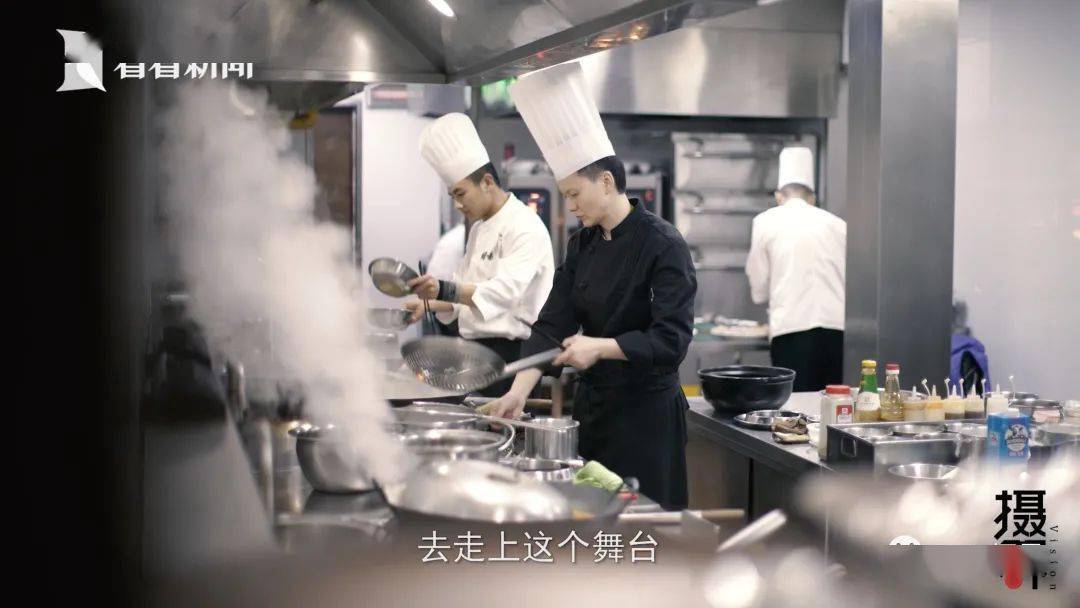 秦卓男,本帮菜泰斗李伯荣的关门弟子,看似瘦弱的女子,当年却是老饭店