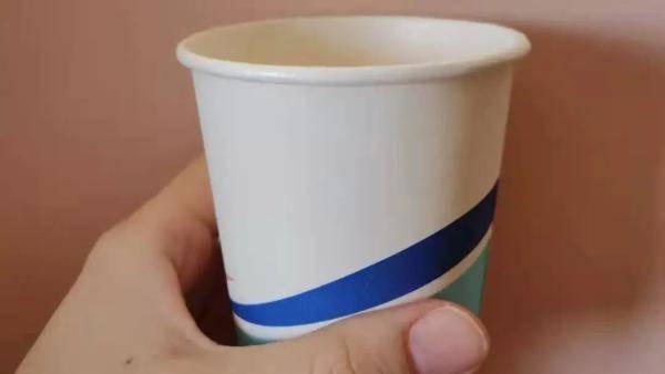 成人每天7-8杯(1500-1700ml),提倡饮用白开水.