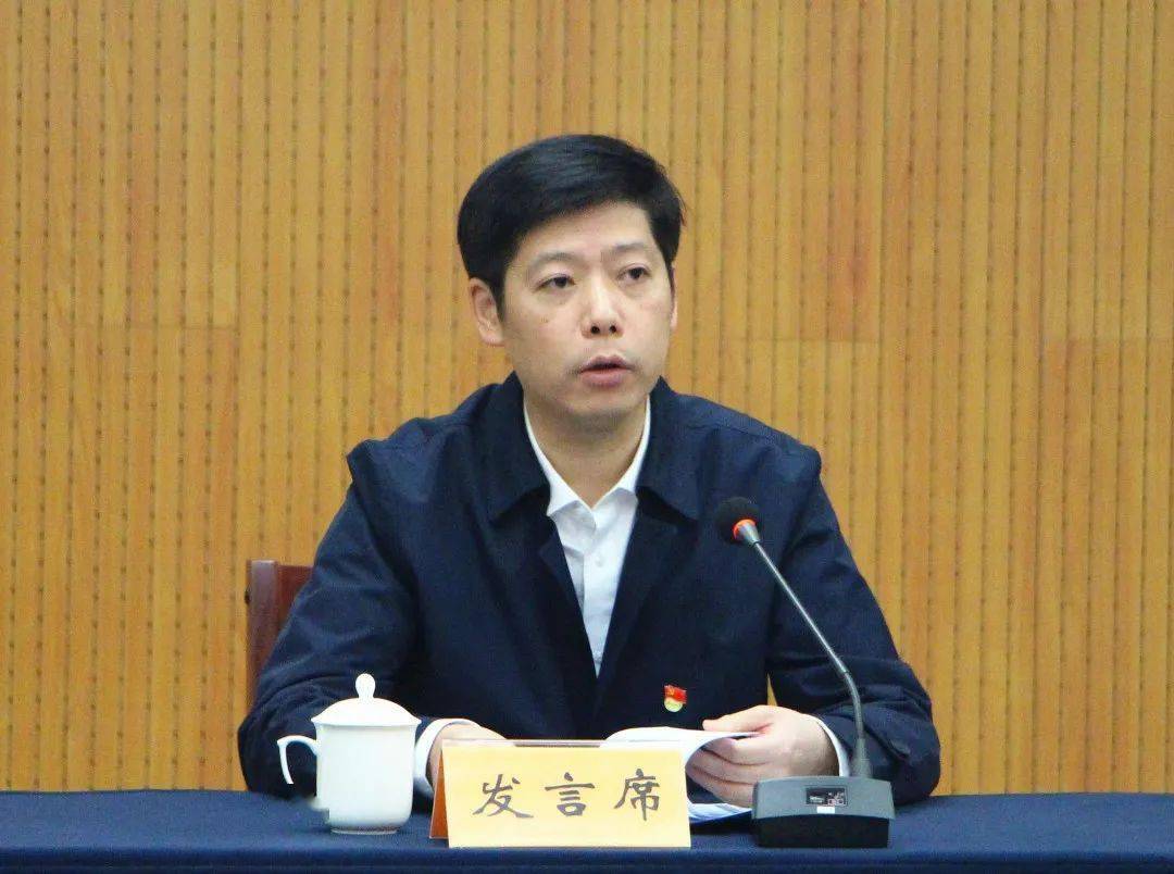 会上,镇经济发展和改革局负责人就2021年区级重点项目整体情况及工作