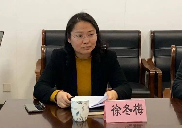 会议由团市委书记黄晓广主持,团市委副书记,市少工委主任徐冬梅解读了