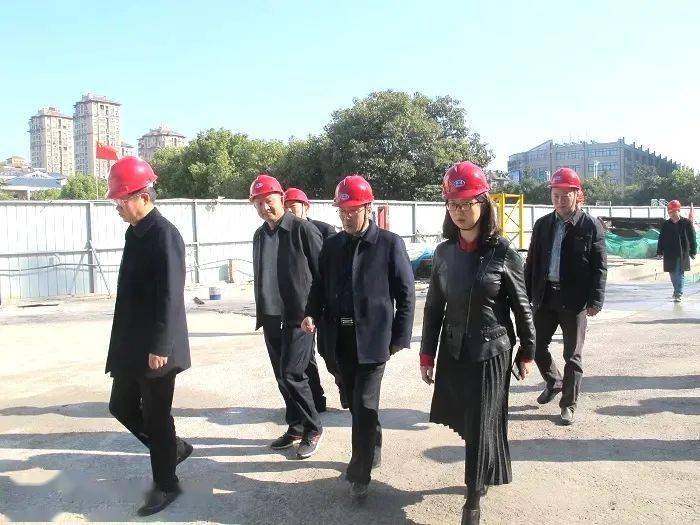 上午,副区长闫冬梅,区人大副主任孙恩明等区领导,在教育局高小兵局长