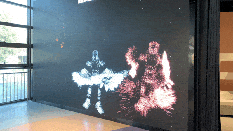 在  互动游戏体验区通过体感装置来一场"能量舞",或是与小伙伴们来一