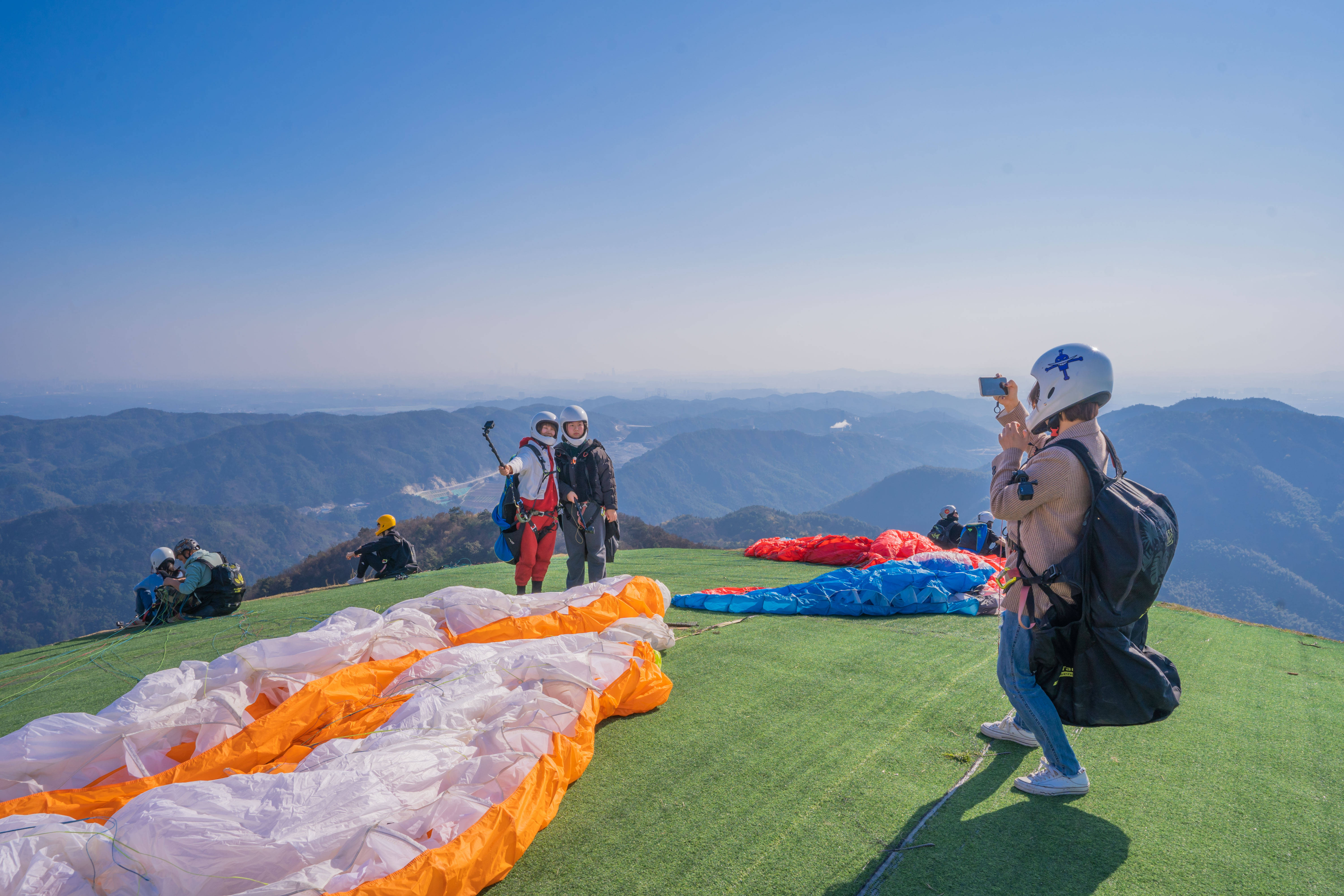 亚坤Vlog：亚坤飞上天了！滑翔伞初体验！