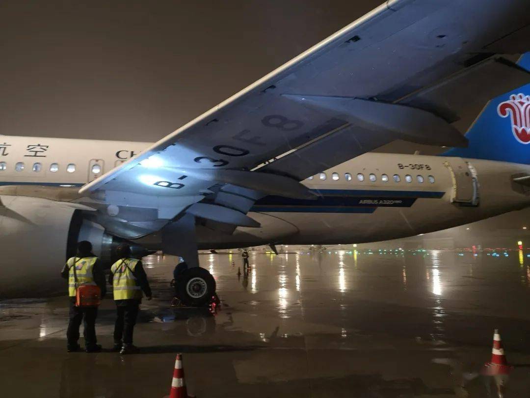 凍雨天氣 南航新疆分公司採用兩步除冰保障航班運行_飛機