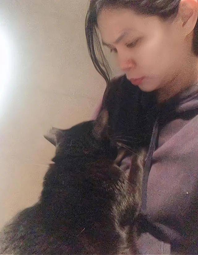 孕媽半夜被黑貓用力咬臉，痛醒後正准備發火，低頭細看卻倍感欣慰…… 萌趣萌寵 第2张
