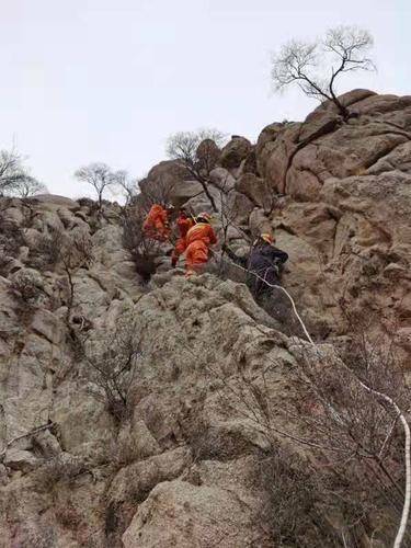 登山迷路有人受伤 银川消防连续救援7小时