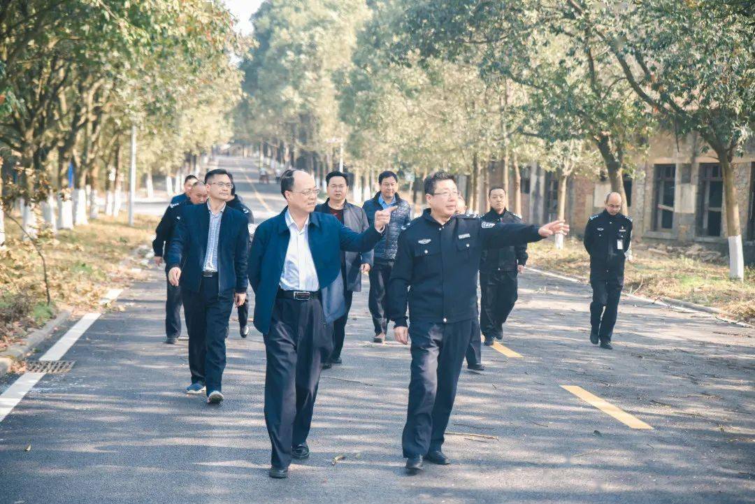 班子成员,中层干部,四级高级警长分别进行了谈话,并就加强监狱领导