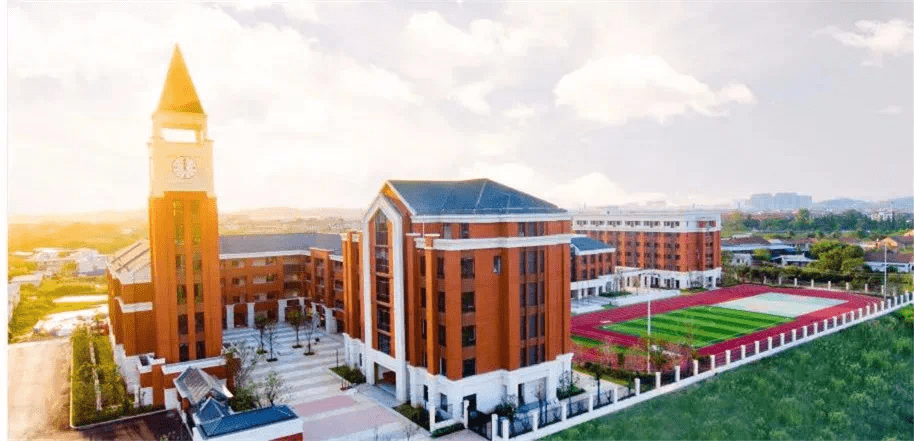 同时,与新铁一中近在咫尺,步行即达;以及同处一条大道的大学城等高校