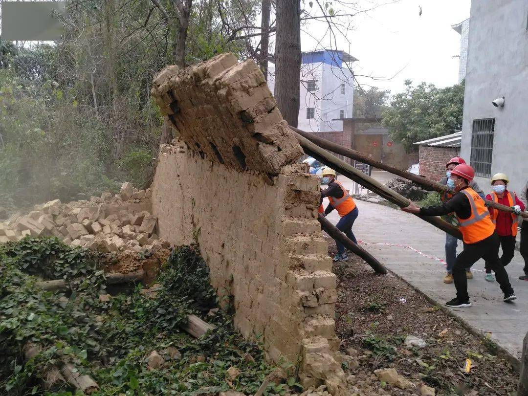 路边断墙"身歪歪" 过往村民"心慌慌"!柳北区城管派人拆除消除安全隐患