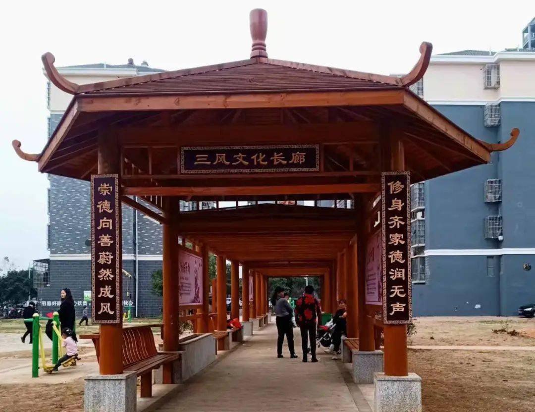 在三风文化长廊里,村民们经常闲坐谈心,畅聊身边的好人好事,谈笑风生