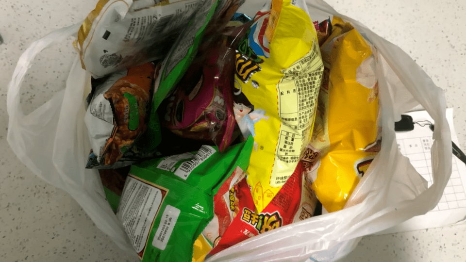 夜色中,她在消防门口丢下一袋东西就跑了