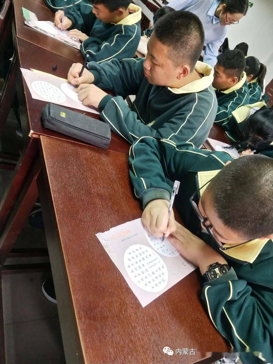 左右滑动查看更多聆听枫范开讲我们受益匪浅大胆走上演讲台我们
