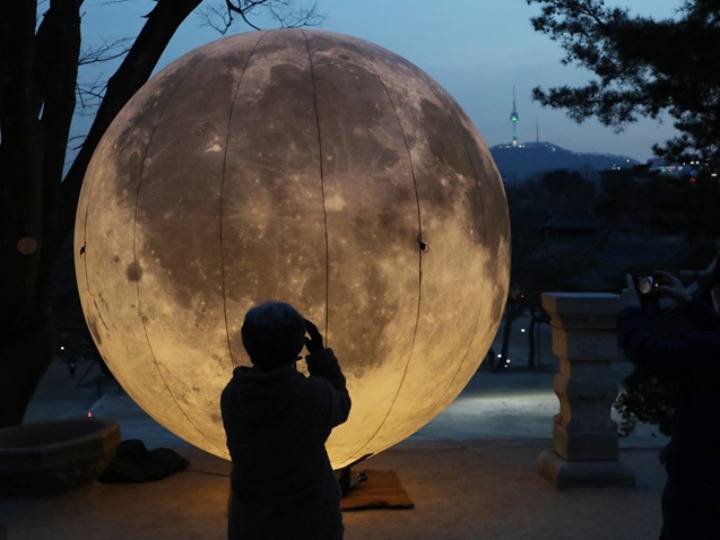 迎接元宵节 韩国昌庆宫放置巨型“月亮”