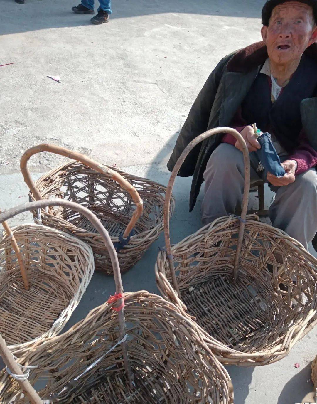 招远农村大集上这门手艺不多见了,买的人越来越少了_篓子