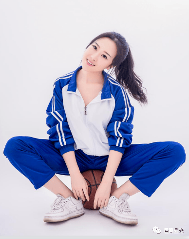 知名演员张小仙饰演玛纳斯人红唇正月十四祝大家心想事成