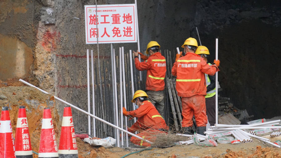 攻坚:分项工程齐头并进隧道施工——项目各隧道洞口,地质条件复杂