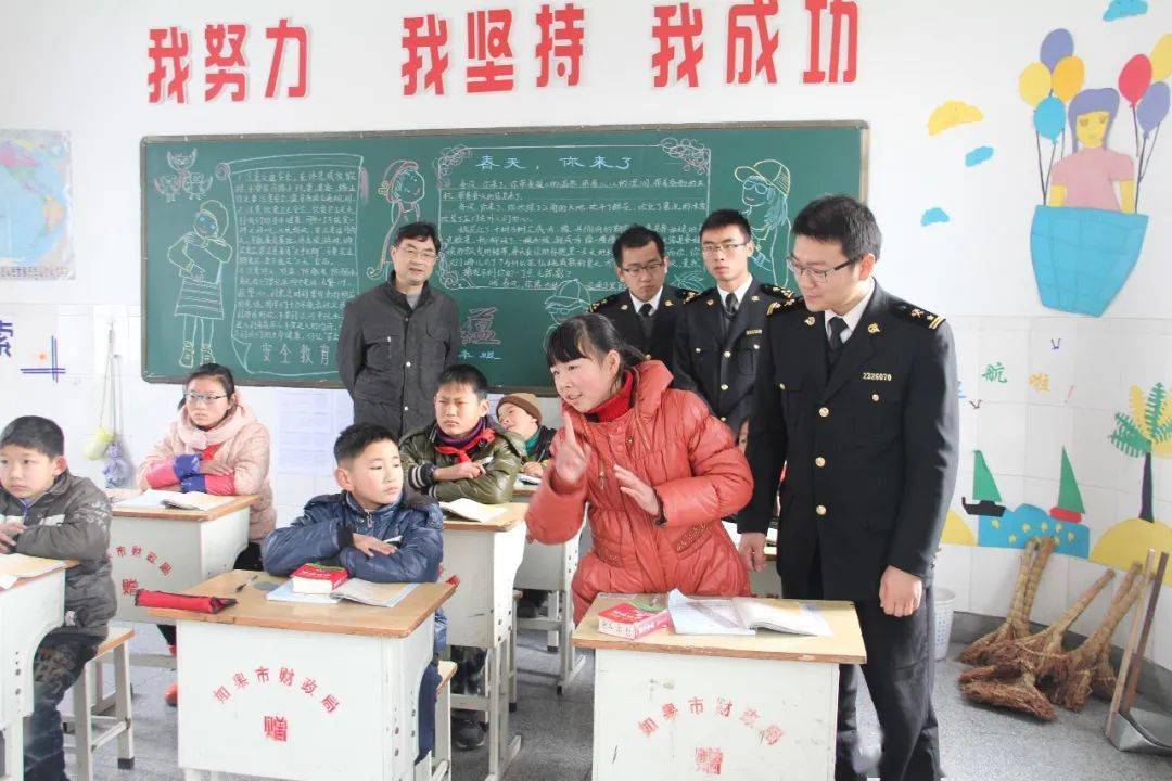 有的父母离异,有的父母双亡,他们缺少关心和疼爱,享受不到幸福家庭的