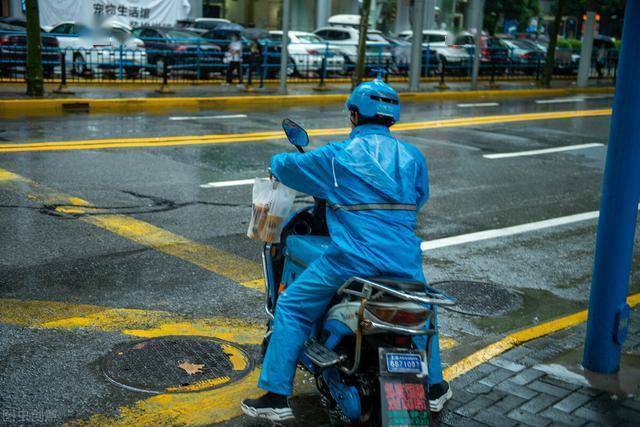 高度近视骑手雨天请假被建议离职,律师:违反劳动法