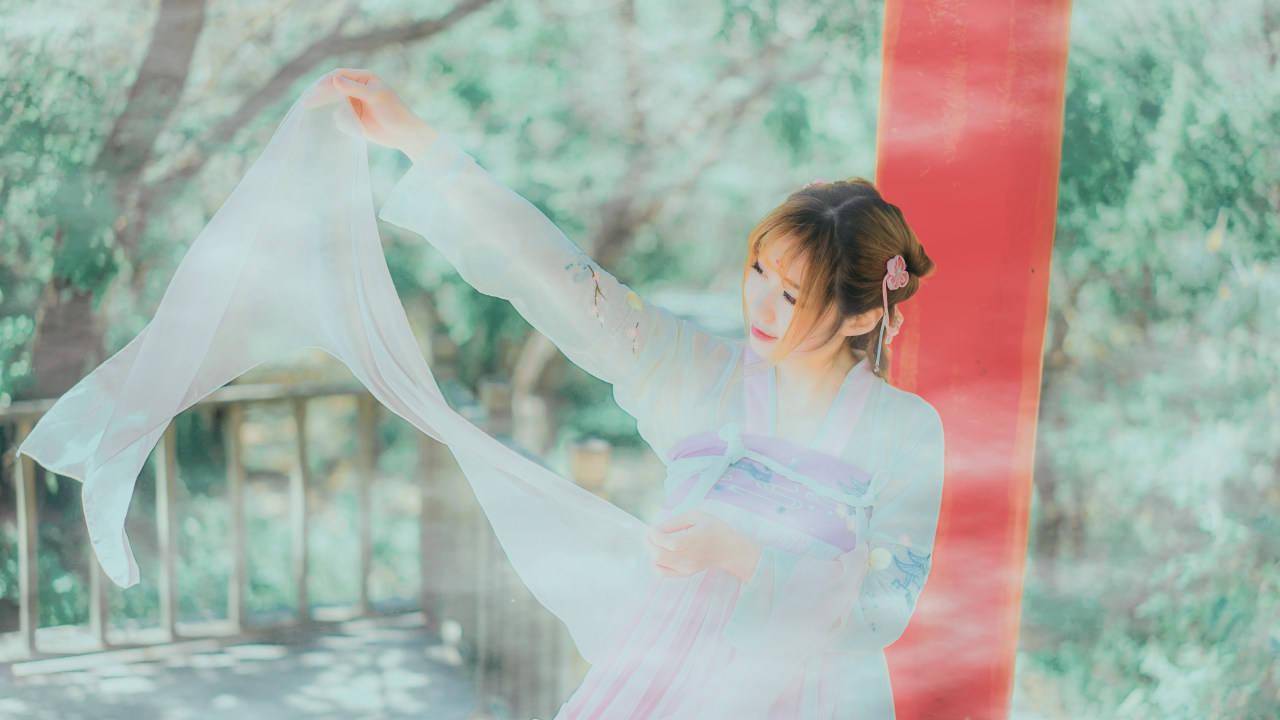 角色名:云梦台汉服 cn:玉千璃一套汉服正片!黄发略违和?可是很仙!