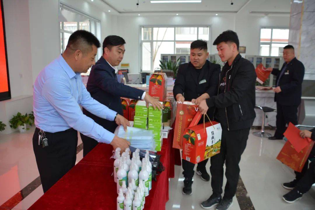 鄂托克前旗退役军人事务局举行情暖老兵关爱帮扶公益项目物资发放仪式