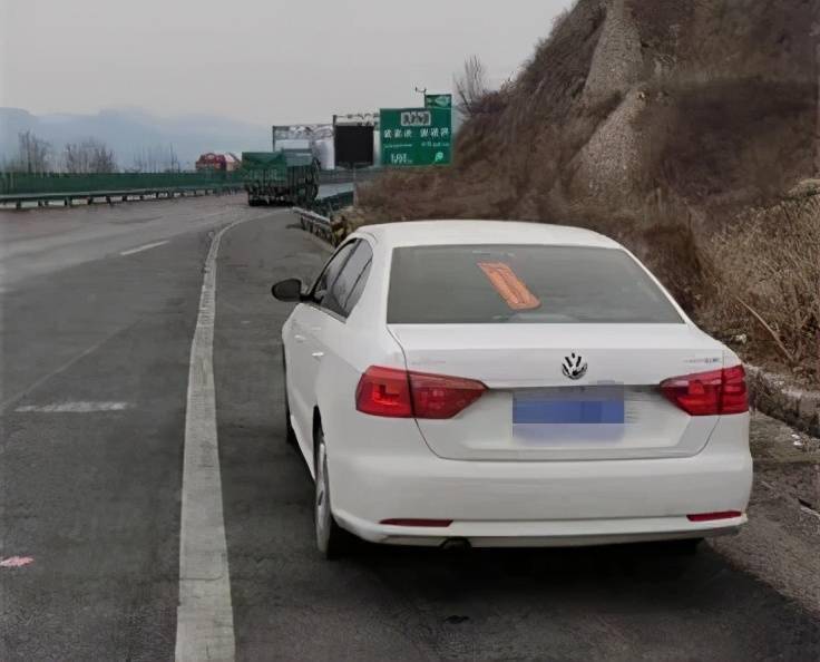 应急车道内停车睡觉民警及时发现除隐患