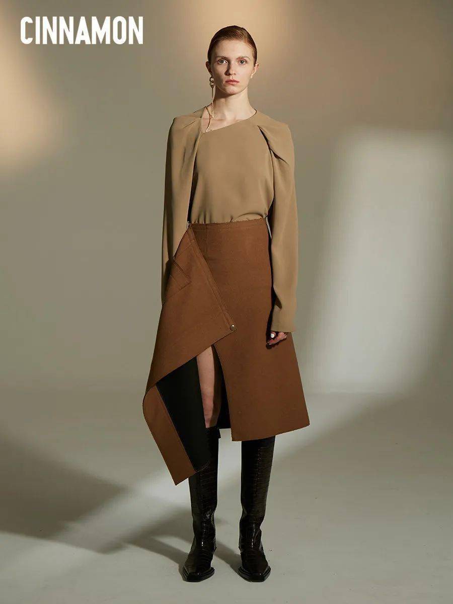 茶色显得气质高级又有质感,异型领口露出一边锁骨,吸睛又独特.