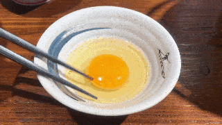 日本多年培养而出的鸡种诞下的鸡蛋其蛋黄的颜色偏红且比普通鸡蛋更大
