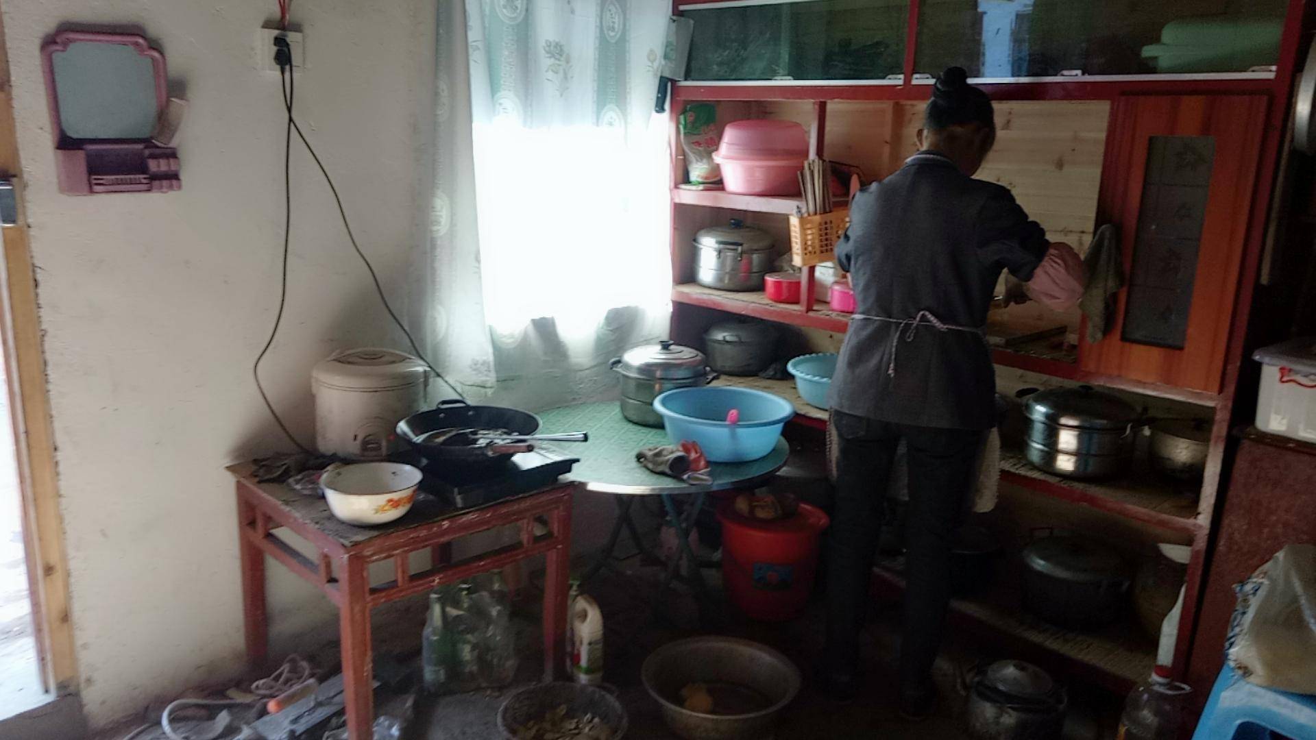 吃饭时左手放在桌下 吃饭细节看出教养