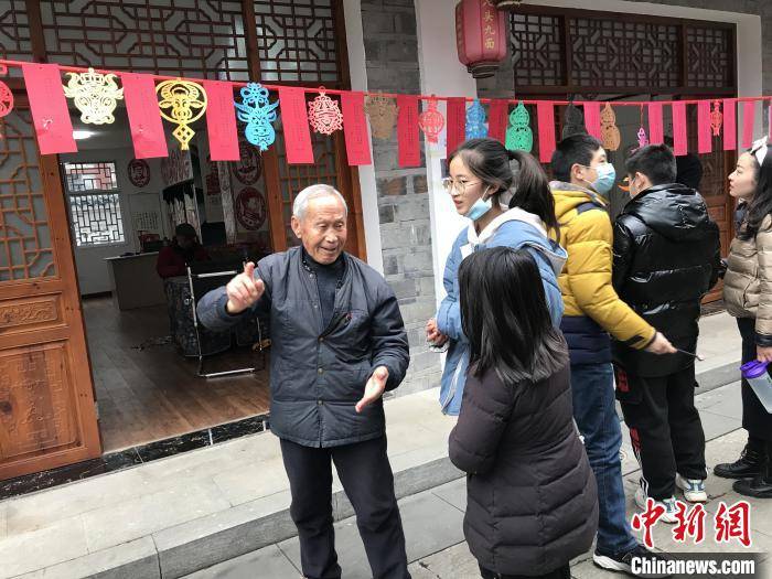 “中国谜语村”举办元宵灯会 游客猜谜体验非遗文化