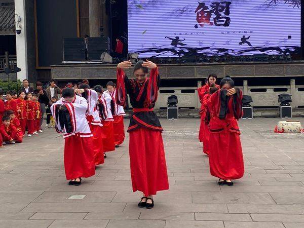 欢天喜地闹元宵 土城巡游共狂欢