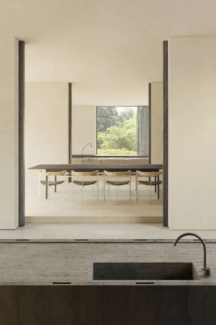 自然主义至上,打造了一处与草木自然共生长的现代侘寂风格庭院.