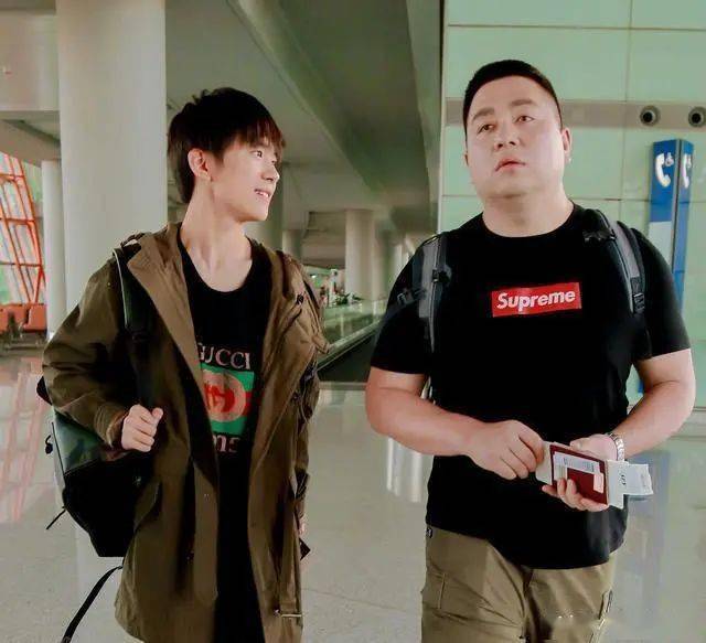 易烊千玺背后的男人,所有的粉丝都认识他!_何其龙