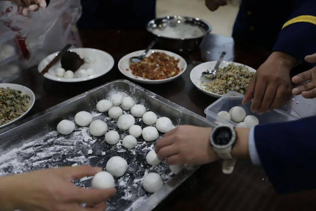 情暖元宵献爱心学知识包汤圆猜灯谜岚岛消防欢喜闹元宵