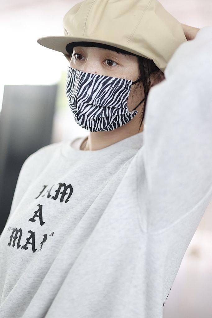 宋佳机场摘口罩素颜皮肤细腻对镜微笑狙击人心温柔绝了