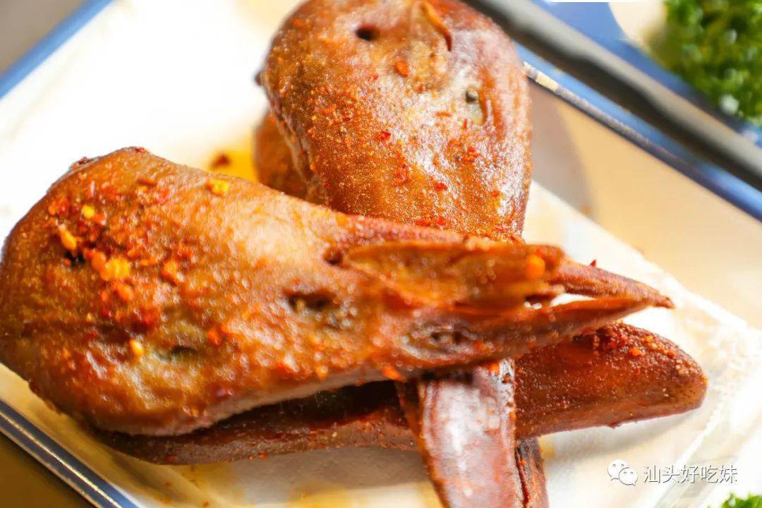 鸭头先卤再炸,最后裹料,卤味的浓郁配上酥炸的口感,每一寸肉肉都能