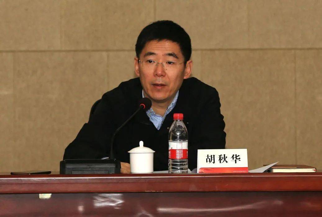 会上,公司常务副总经理胡秋华代表经营班子作工作报告,报告回顾了2020