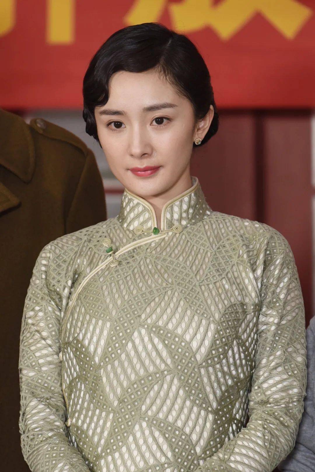 杨幂穿旗袍有料凹凸性感秀出蚂蚁腰