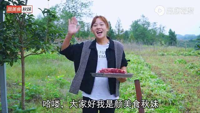 秋妹今天吃椒盐排骨香味满嘴都是边喝啤酒边啃好爽