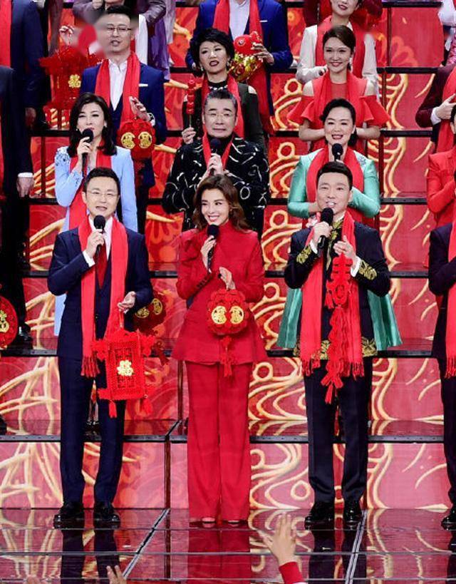 央视百名主持人元宵同框康辉李梓萌回归朱迅张蕾穿中国红霸气