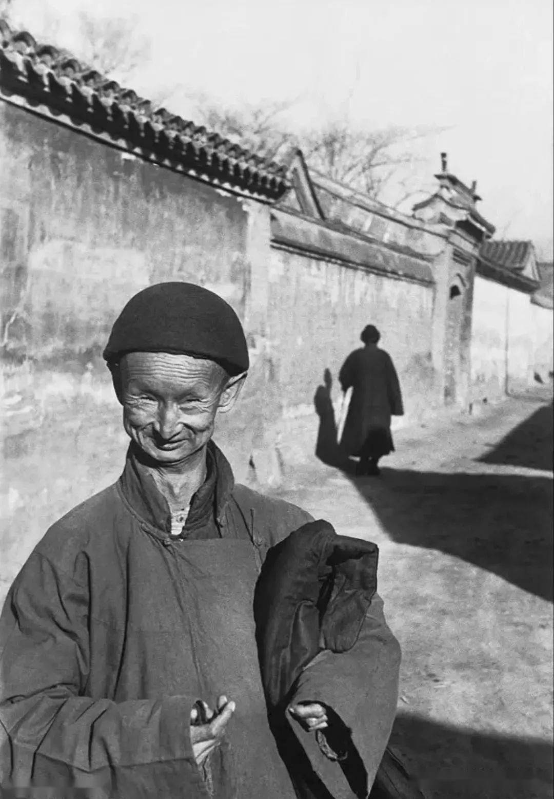 清末老照片拳民戴虎頭帽犯人跪鎖鏈太監真實容貌令人瞠目