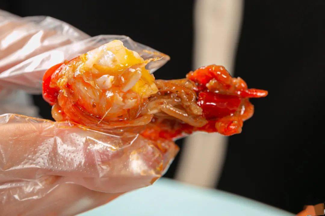 ▼吃虾第②步|吮吸虾膏大头虾的精华,就在于它的虾头,肥大的虾头里