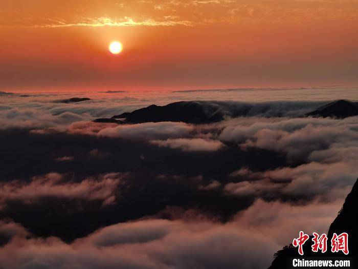 安徽黄山：日出东方云瀑万顷