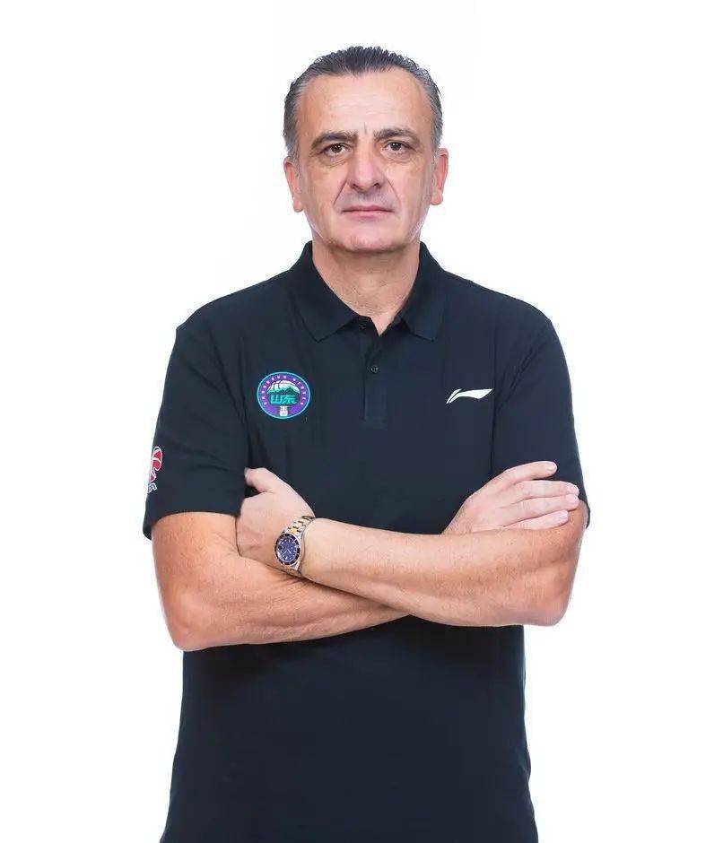 代替他指挥的将是外籍助教德莱甘·罗萨