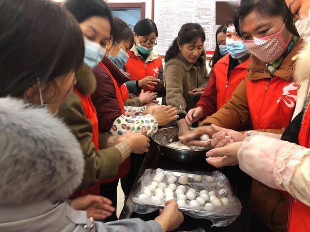 情暖元宵清风街道沿江社区志愿者为独居老人送汤圆