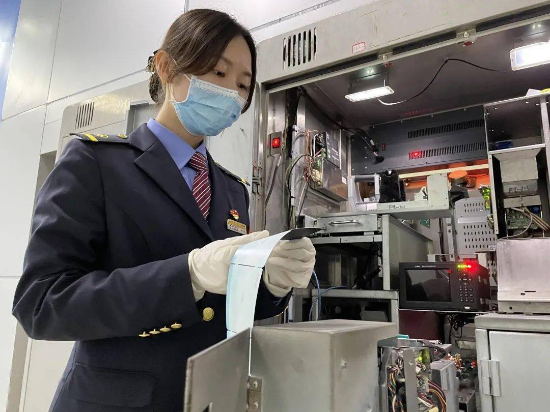 2012年林慧代表福州车务段参加集团公司"振兴杯"客运业务技能竞赛