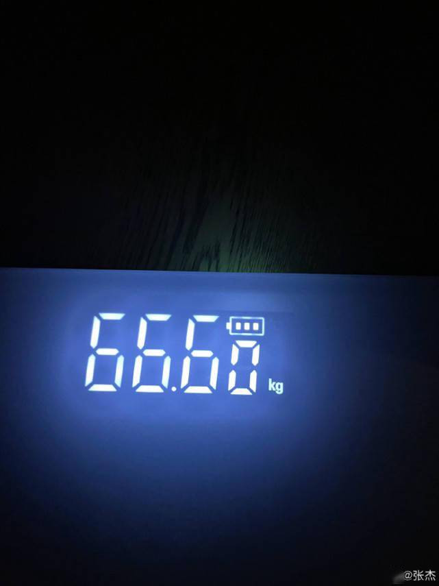 张杰被吐槽长胖后晒体重炫耀身材粉丝评论扎心了