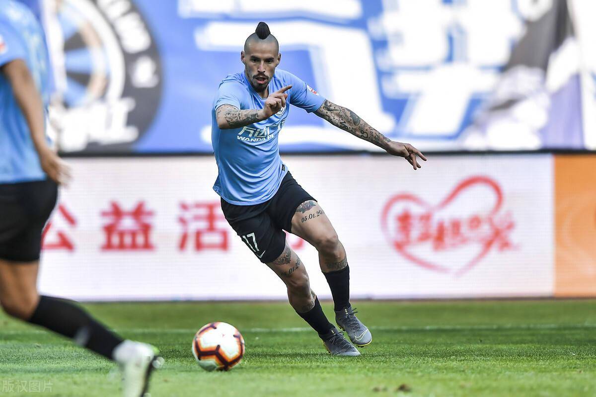 欧冠进球排行榜_欧冠半决赛决赛进球数排名:梅西位列第二8球,C罗是梅西的两倍多