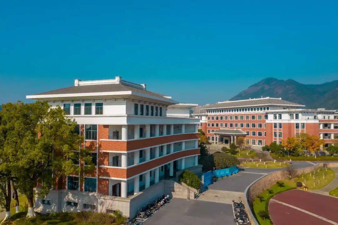 牛气新学期丽职与你不见不散