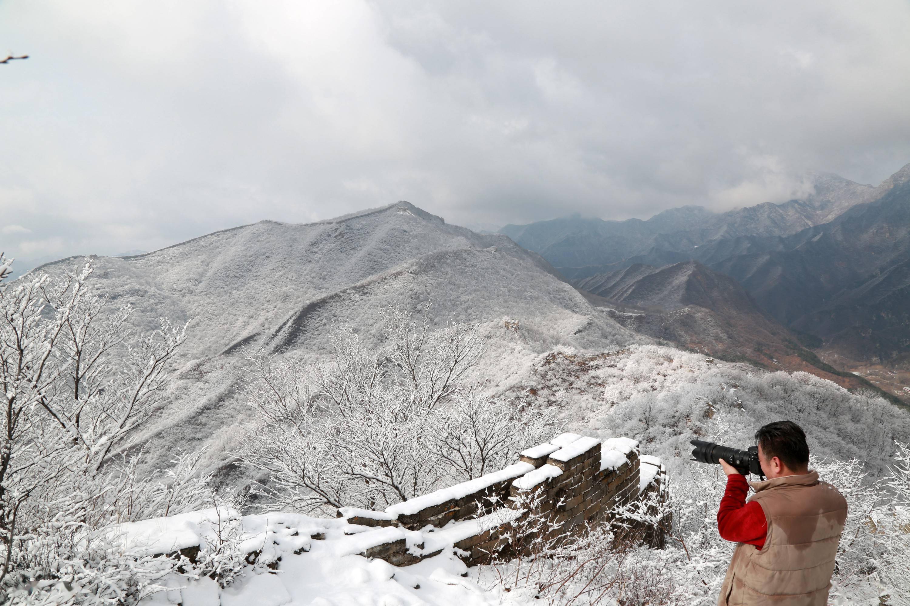 春雪飞落古长城银装素裹分外妖娆