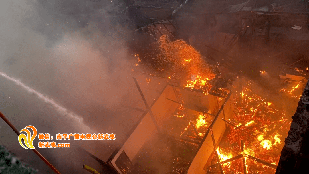 南平暖心瞬间消防员灭火战斗害羞小姐姐悄悄送水果